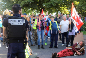 « À Auxerre, entre 300 et 400 personnes étaient réunies sur le rond-point de Paris, dans une ambiance calme mais déterminée. Une assemblée générale improvisée s’est installée au centre du rond-point. Les idées fusent : péage gratuit, blocage des ponts, des grandes surfaces ou du rond-point de Jonches, stratégique pour le transport routier... ».