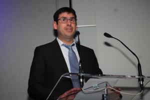 « La prise de parole au moment des vœux offre la possibilité à ses interlocuteurs de donner un cap précis sur ce que pourraient être les perspectives des douze prochains mois de la nouvelle année. Dans ce registre, Xavier PAPIN, président de la FFB 89 et son alter ego, Jean-Dominique DAGREGRORIO (photo), à la tête de l’UIMM, ont su délivrer des messages forts et percutants à la tribune de la Maison de l’Entreprise…Une feuille de route à suivre à la lettre ? ».