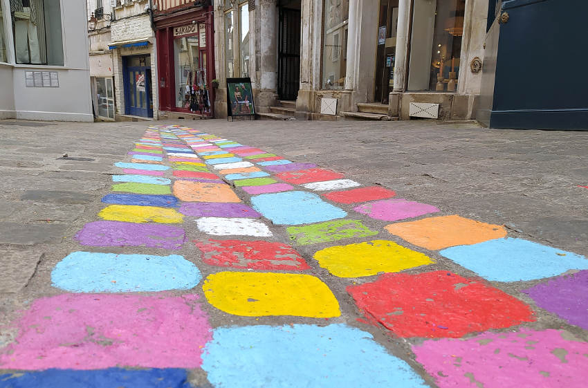 La semaine 16 par monts et par mots : le street art envahit le cœur d’Auxerre, « colore la vie » !