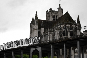 « Une banderole de six mètres de long, réclamant la paix en Palestine, était visible ce samedi matin sur la passerelle de la Liberté à Auxerre. Une nouvelle action de prise de conscience collective signée de l’Assemblée Populaire d’Auxerre (APA)… ».
