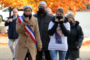 « Recueillement et émotion lors de la cérémonie inaugurale de la stèle en mémoire à Angélique CLERE, malheureuse victime de la bêtise humaine…L’horreur et la fatalité se sont donnés rendez-vous à MONETEAU le 11 juin 2021… ».