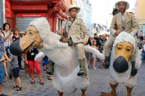 « Le « dodo » que l’on croyait disparu a fait sa réapparition dans les rues d’Auxerre ! Il aura tout osé auprès des badauds ébahis. C’est même à ça qu’on le reconnaît aurait rajouté Michel AUDIARD ! Une cinquième édition des « Rues Barrées » de très belle facture où le public a répondu présent… ».