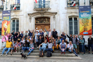 « Ultime photo de famille sur le perron de l’hôtel de ville d’Auxerre avant de se lancer dans l’une des dernières opérations de tractage avant la fin de la campagne… ».