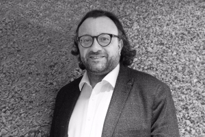 « Ne cachant ni sa colère ni sa stupéfaction après les discordances dans les déclarations étatiques de la semaine dernière, le président de la Fédération régionale des travaux publics de Bourgogne Franche-Comté, Vincent MARTIN, demande une prise de position claire et nette de la part de responsables politiques pour que soient respectées la santé et la sécurité sur les chantiers… ».