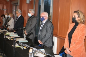 « L’avenant voté par l’assemblée départementale vendredi permet de sécuriser pour l’ensemble du territoire l’objectif ambitieux de déploiement et de commercialisation de la fibre optique en 2023. Contre 2030, prévu initialement. Un avenant qui a été voté à l’unanimité par les élus icaunais dont la vice-présidente en charge de ce dossier, Malika OUNES au premier plan… ».