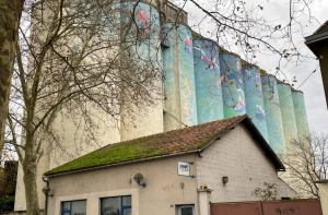 « Le quartier Batardeau Montardoins débute sa phase de transformation à partir du 20 décembre prochain, après la déconstruction de deux silos dont le numéro 4, ornementé de la fameuse fresque artistique. L’ambition est de créer un quartier autonome en énergie, moderne et durable, unique en Europe. Sans omettre le cadre de vie optimum avec la présence en mode roof top d’un hôtel/restaurant avec une signature gastronomique aux manettes. Un projet expliqué par l’adjoint en charge de l’Urbanisme et des Travaux, Nordine BOUCHROU… ».