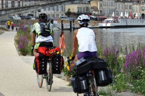  « La Ville d’Auxerre propose un cycle de quatre balades à vélo chaque samedi de juin afin de projeter les Auxerrois vers les choses agréables de la vie. Bucoliques et culturelles, ces sorties ne seront pas placées sous le prisme du sport… ».