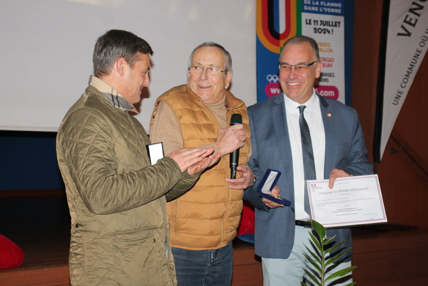 Son sourire fait plaisir à voir : l’ancien édile de VENOY Philippe MAILLET reçoit la médaille de maire honoraire