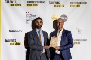 « Le dirigeant de l’Yonne Mohamed ERRAFI (à droite) est heureux de présenter un nouveau trophée qu’il partage avec son parrain de BPI France. Ce succès au concours des Talents des Cités 2020 appelle nécessairement d’autres distinctions… ».
