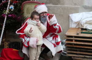 « Comme en 2022, l’association Porte de Paris a organisé le marché de Noël du centre-ville d’Auxerre ce mercredi, en continu sur la journée. L’animation était assurée par l’inégalable François MILLE, et une vingtaine d’artisans et commerçants ont pu faire saliver les badauds, désireux de se mettre déjà dans l’ambiance. Quant au Père Noël, il était ravi de la tournure des évènements… ». 