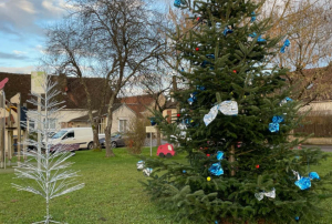 « Les décorations de Noël peuvent s’admirer sur la place de la Rivière et celle de l’église à Gurgy. Elles traduisent l’effervescence qui monte pour les membres de la Commission Animations de la municipalité, prêts à dérouler le programme du Marché de Noël devant se dérouler dans la commune, ce samedi 07 décembre de 11h à 20h… ».