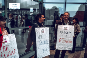 « Des femmes et des hommes sandwich se sont présentés jeudi matin devant les portes du parc des expositions auxerrois à l’ouverture du salon « Cité 89 », évènementiel destiné aux représentants des collectivités territoriales. Le mot d’ordre de l’Assemblée Populaire de l’Yonne (APY) était simple, rappeler les valeurs de la gauche de la gouvernance après les législatives via un certain nombre de propositions… ».