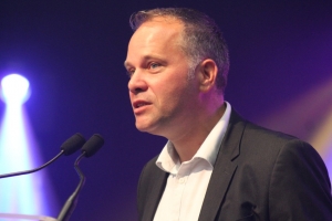 « 2019 est déjà synonyme de nouveau record pour la foire d’Auxerre : avec plus de cent cinquante exposants embarqués dans cette aventure commerciale de rentrée. Si le budget se renforce de 15 % par rapport à la saison dernière, c’est comme, l’explique le directeur-adjoint de Centre France Evènements AUXERREXPO Sébastien FUENTES, pour mieux optimiser les postes sécurité et animations culturelles et loisirs… ».