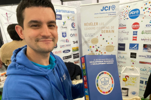 « La Jeune Chambre Economique d’Auxerre a reçu un exemplaire de ce nouveau jeu newlook consacré à la préservation de l’environnement. Un concept dévoilé sur les RIDY. Des séances de démonstrations se préparent pour initier les entrepreneurs et les collectivités de l’Yonne à ses subtilités… ».