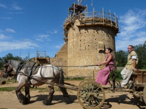« Le site emblématique de Guédelon peut envisager l’avenir avec sérénité. L’apport d’un pylône favorisant l’accès à la téléphonie 4G sur l’un de ses parkings garantit la sécurité optimale de ses visiteurs et la valorisation de nouveaux projets aux contenus informatifs. Cela fait vingt-deux ans que la responsable des lieux, Maryline MARTIN attendait ce moment… ».