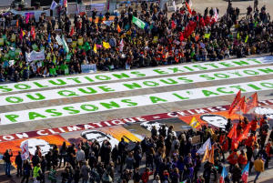 « Face aux timides décisions prises à la COP 26, les mouvements citoyens et écologistes en faveur de la préservation de la planète s’organisent en mettant la pression sur les gouvernements pour qu’ils passent enfin à l’action… ».