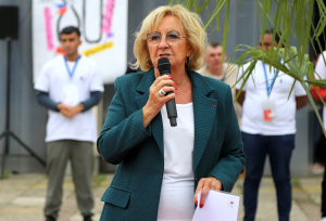 « La fédération icaunaise du Secours populaire a organisé samedi, place de l’Arquebuse à Auxerre, une fête en hommage à ses bénévoles, dans le cadre de son quatre-vingtième anniversaire. Défilé solidaire, concert, animations, jeux et prises de parole ont composé ce copieux programme… ».