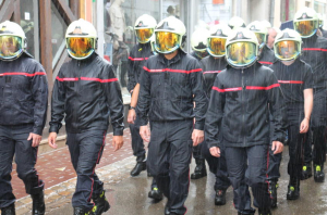 « Une centaine de sapeurs-pompiers de l’Yonne ont protesté devant la préfecture contre les dérives autoritaristes et le stress inhérent à l’organisation du travail. Des soldats du feu qui en ont ras-le-bol que le torchon brûle au sein de leur structure… ».