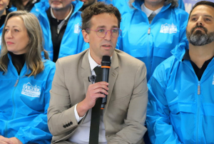 « Entouré de son équipe de campagne, le conseiller municipal d’opposition à Auxerre, Mathieu DEBAIN a officiellement lancé sa candidature pour les élections municipales de 2026. Sans étiquette partisane, c’est sous la bannière citoyenne « Demain les Auxerrois » qu’il ambitionne de construire une alternative à la majorité actuelle. Ses priorités sont la proximité, la concertation et une refonte de la démocratie locale… ».