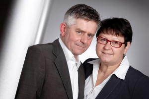 « Les dirigeants-fondateurs des FESTINS Evelyne et Didier CHAPUIS sont les parrains de la 29ème édition du Salon du Chocolat, concocté par le Lions Club de Sens, accueilli le dimanche 30 mars à la salle des fêtes René Binet à Sens. L’un des artisans de ce salon, Michel BLANCHOT, ancien pâtissier, a réalisé un paon de 5 kg tout en chocolat, premier prix de la tombola dont les bénéfices seront reversés au profit de la recherche en cancérologie pédiatrique… ».