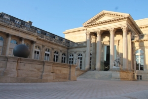 « La proposition d’un malus basé selon le poids du véhicule a été qualifiée de « fausse bonne idée » par les représentants de la Commission des Finances à l’Assemblée nationale. L’idée a été copieusement rejetée à l’issue de cette séance… ».