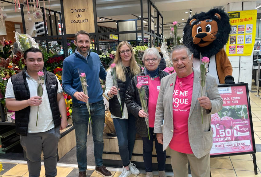 « En achetant une rose à 2,50 euros au centre Leclerc d’Auxerre, cinquante centimes sont reversés au profit de la Ligue départementale contre le Cancer de l’Yonne dans le cadre de la campagne Octobre Rose… ».