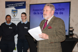 « Le lieutenant-colonel de réserve Francis CHOUVILLE a expliqué les fondamentaux de la jeune association des Cadets de l’Yonne et présenté les motivations de la cinquième promotion, qui comprend une trentaine de membres, devant un parterre de personnalités accueillies au Cellier du Département ».