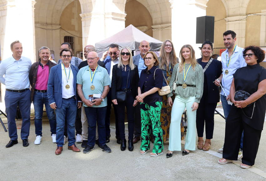 Des héros du bénévolat reçoivent la médaille de la ville d’Auxerre lors du 5ème Forum des associations