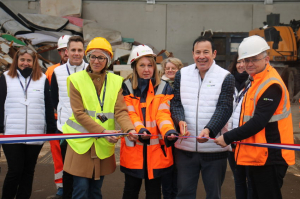 « Les officiels dont Frédérique COLAS, représentant la CC du Jovinien et la Ville de Joigny, ont découpé le ruban inaugural du nouveau bâtiment du centre de tri de SUEZ à Joigny. Un nouveau bâtiment qui permettra de valoriser les mobiliers de l’éco-organisme ECOMAISON… ».