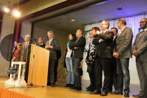 « Entouré de son équipe, le maire d’Auxerre Guy FEREZ a brossé aux représentants des milieux associatifs, économiques et institutionnels les contours de sa politique qui vise à redonner au cœur de ville et à l’agglomération une attractivité territoriale propre à intéresser investisseurs et entrepreneurs. Parmi les exemples cités : le début des travaux cet été du parc d’activités d’APPOIGNY, un projet de 20 millions d’euros qui permettrait de recevoir plusieurs entreprises et créer 1 500 emplois… ».