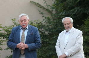 « Que les mélomanes et autres adorateurs de scénographies théâtrales se rassurent ! En cas de pluie, il sera toujours opportun d’assister à la pièce « l’Affaire CHOPIN » à l’intérieur de la Maison Marie NOEL à Auxerre, à défaut de la voir interpréter par Marie-Sophie et Mathilde MOSNIER dans le cadre enchanteur et fleuri du théâtre de verdure, à l’extérieur ! Alain CATTAGNI, président de la SSHNY et le responsable de la programmation artistique, Alain GRIVEL, ont donc tout prévu ! ».