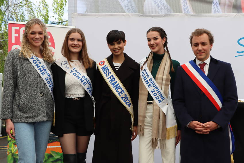 Clin d’œil : la « matheuse » Eve GILLES (Miss France 2024) découvre Sens et sa foire exposition, le compte est bon !