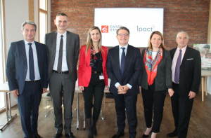 « Les dirigeants du groupe bancaire régional ont dévoilé les grandes orientations du nouveau plan stratégique à deux ans porté par cet acteur clé de l’économie territoriale. Entre transition énergétique, habitat durable et renforcement auprès de toutes les clientèles de l’établissement en matière de crédits et de soutiens financiers, la Caisse d’Epargne de Bourgogne Franche-Comté veut rester fidèle à son credo : « vous être utile » ! ».