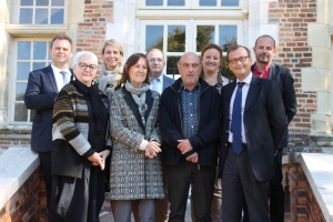 « Un appel à projet initié en juin 2018 auprès des acteurs culturels du territoire a permis de collecter dix-sept dossiers représentatifs de l’activité artistique liée à la mémoire visuelle et sonore, thème obligatoire de ce CLEA. Déjà opérationnel dans le JOVININIEN, ce processus d’ouverture d’esprit à la culture et aux arts représente une excellente opportunité de mailler le territoire de Puisaye-Forterre. A travers ses jeunes habitants et leurs familles… Aux côtés de Jean-Philippe SAULNIER-ARRIGHI, président de la CC de Puisaye-Forterre (à droite), les partenaires de ce concept en ont expliqué les grandes lignes et ses attraits…».