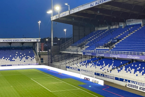 « La tradition du Nouvel an chinois perdure à l’AJ Auxerre. Les spectateurs de la rencontre AJA/Saint-Etienne ainsi que les téléspectateurs pourront profiter des festivités sympathiques concoctées par le club. Un clin d’œil à la nationalité de leur propriétaire, l’homme d’affaires James ZHOU… ».