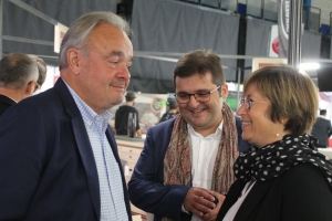 « Parmi ses multiples casquettes, le regretté Jean-Pierre BOSQUET occupait celle de conseiller municipal à la Ville d’Auxerre. Il intervenait en qualité d’opposant à la gouvernance actuelle. Il était également délégué titulaire au sein de la Communauté d’agglomération de l’Auxerrois. Depuis, il soutenait le candidat de la droite et du centre, Crescent MARAULT, en lice pour les municipales 2020…Ici, en présence de la sénatrice de l’Yonne, Dominique VERIEN… ».