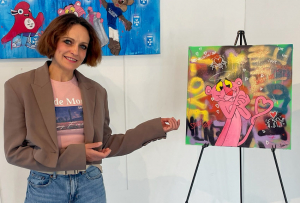« Entre « Panthère Rose » et Mick JAGGER, son cœur balance ! L’artiste peintre de l’Yonne Sabine CHAPRON propose sa première exposition individuelle de l’année à l’espace culturel de Gurgy. Un patchwork très coloré et surréaliste, teinté d’humour, sur des personnages et des situations attachantes. Un pop art à la française réussi ! ».