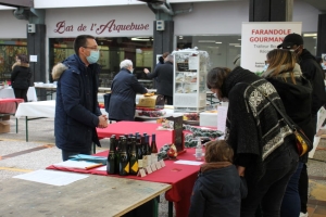 « Fort de ses deux premiers rendez-vous, les organisateurs du Marché éphémère de la restauration indépendante sur le marché couvert de l’Arquebuse à Auxerre réitèrent l’expérience ce mercredi 06 janvier entre 09 et 13 heures. L’idée est de créer un point de contact pérenne avec les consommateurs chaque semaine… ».