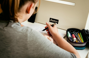 « Dans l’Education nationale, la formule « ne pas faire de vagues » est malheureusement trop souvent usitée pour cacher la poussière sous le tapis et ignorer les réelles problématiques qui peuvent affecter directeurs d’établissements comme enseignants, personnels administratifs comme élèves et leurs parents. Après le meurtre de la jeune Mélanie, 31 ans, il serait grand temps de proscrire la formue et de passer enfin à autre chose… ».