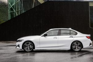 « La nouvelle BMW Série 3 sera commercialisée à partir du 09 mars 2019. Elle viendra concurrencer avec sa finition et ses nouvelles motorisations les véhicules de ce segment automobile… ».