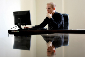 « Laissons tomber les apparences au profit du vrai et de l’authentique. Peut-être, qu’il n’y a aucune différence entre les femmes et les hommes, et que nous voulons la même chose, mais pas au même moment… ».