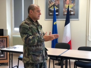 « L’adjudant-chef Bruno NIRLO est toujours aux manettes du Centre d’information et de recrutement des forces armées dans l’Yonne. Son professionnalisme convainc : sept nouvelles recrues viennent de s’engager pour être affectées dans plusieurs régiments en France… »