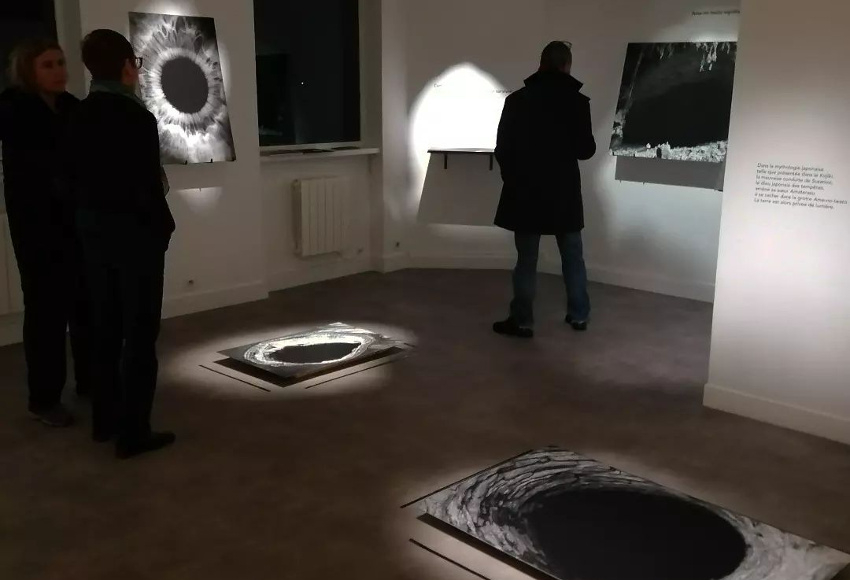 « Noir, c'est noir »... : Ursula KRAFT invite à la contemplation de ses béances visuelles chez Hors Cadre