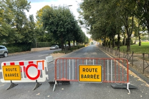 « Le boulevard du 11 novembre est coupé à la hauteur du complexe cinématographique et là commence les ennuis pour retrouver son chemin si vous partez à l’ouest de la ville. Panneaux de déviation absents mais sens interdits bien présents : Auxerre peut rivaliser avec Paris pour réduire la vitesse des automobilistes ! ».