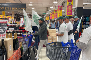 « Aujourd’hui, il est illusoire de parler de souveraineté alimentaire européenne. Face à cette situation, les JA et la FDSEA de l’Yonne ont appelé les agriculteurs à se mobiliser et à faire de la pédagogie dans les grandes surfaces auxerroises à la rencontre des consommateurs. Ils en ont profité pour contrôler l’origine de certains produits alimentaires… ».