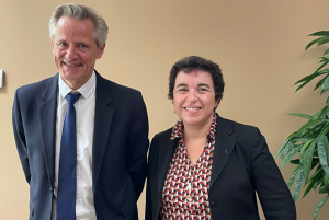 « Les banques restent des piliers solides et incontournables de l’économie régionale. La venue de la directrice générale de la FBF, Fédération Bancaire Française, à Dijon il y a peu a permis de le vérifier lors d’une conférence de presse où aux côtés du président du Comité régional de la FBF, François de LAPORTALIERE, Maya ATIG a rappelé les valeurs du modèle bancaire hexagonal, engagé dans le soutien et le financement des entreprises, des collectivités et des habitants… ».