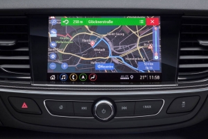 « Les nouveaux systèmes Multimedia et Multimedia Navi Pro de l’Insignia vont permettre à Opel de continuer à se placer comme un acteur de premier plan dans le domaine du multimedia et de la connectivité. Les systèmes ne se contentent pas d’être à la pointe de la technique, ils savent aussi être intégrés et bénéficient d’un maniement intuitif… »