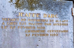 « Le collectif Extinction Rébellion Auxerre a décidé d’honorer chaque année le souvenir de la Pucelle de Domrémy, Jeanne d’Arc, icône de la liberté et de la désobéissance féministe, à Auxerre : ce sera le 27 février, une date correspondant à sa venue dans la capitale de l’Yonne en 1429… ».