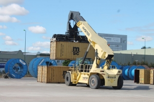 « L’infrastructure portuaire du Sénonais fête son dixième anniversaire en 2020. Elle représente un auxiliaire de poids à l’acheminement des céréales et des produits manufacturés à l’international. Comme l’a évoqué dernièrement le président de la CCI de l’Yonne, Alain PEREZ, qui en a fait l’éloge publiquement… ».
