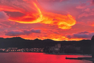 « Sa volonté de partage était la plus forte : la photographe Liliane PECHENOT nous dévoile jusqu’au 25 mai à l’espace culturel de Gurgy son univers chromatique préféré entre nuages et minéraux avec son exposition « Couleurs 1,2, 3 », une rétrospective pleine de chaleur et d’aspects inattendus comme ces nuages irisés par le soleil couchant au-dessus de la baie de Collioure aux… dimensions quasi divines dans l’interprétation… ».